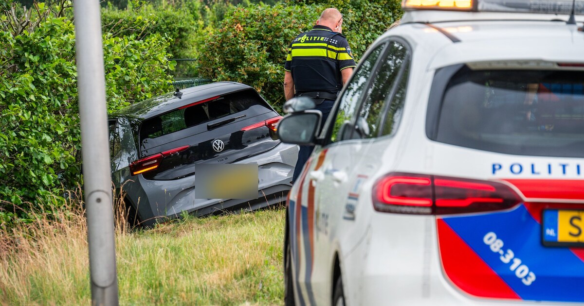 Auto raakt van weg en eindigt in sloot in Klein-Zundert