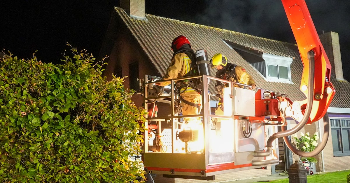 Bewoners leggen accu uit voorzorg in bad, maar apparaat ontploft en veroorzaakt brand in Gemert