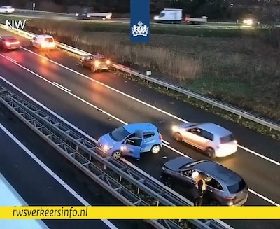 Vier auto’s botsen op A67 bij Geldrop, voertuig belandt dwars op de weg