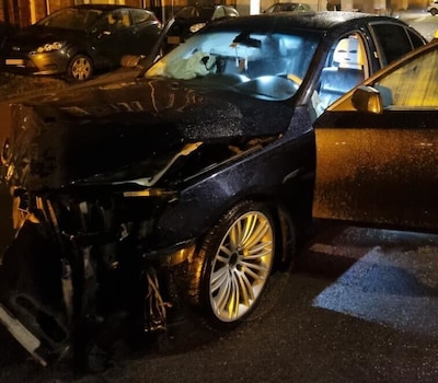 Bestuurder botst tegen twee stilstaande auto’s in Tilburg en moet mee naar het bureau voor rijden on