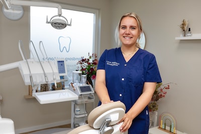 Lonne (33) verruilt het ‘saaie’ assistentenwerk voor eigen praktijk: ‘Ik wilde zélf in die mond zitt