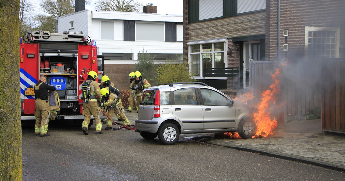 Man duwt brandende auto uit garage in Weert