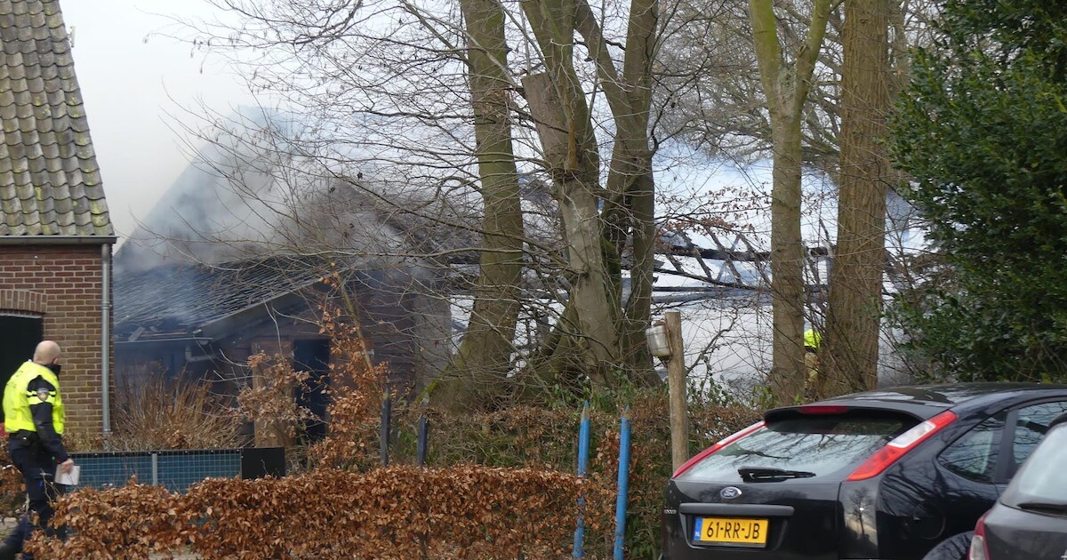 Grote brand in schuur in Grubbenvorst: rookontwikkeling in wijde omtrek te zien