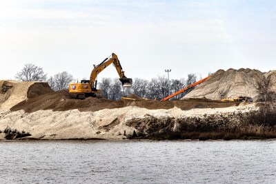 Plaveien gravende bulldozers rond Liesselse waterplas de weg voor zonnepanelen op water?