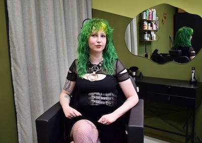 Jenny (34) runt een alternatieve kapsalon in Eindhoven: ‘Ik sta bekend als het meisje met de groene krullen’