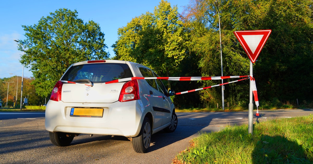 Witte Suzuki staat al dagen met politielint langs weg in Helvoirt