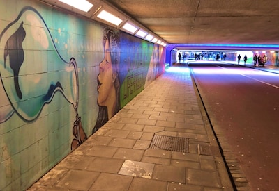 Deze tunnel in Eindhoven verandert even in een huiskamer: dit is waarom