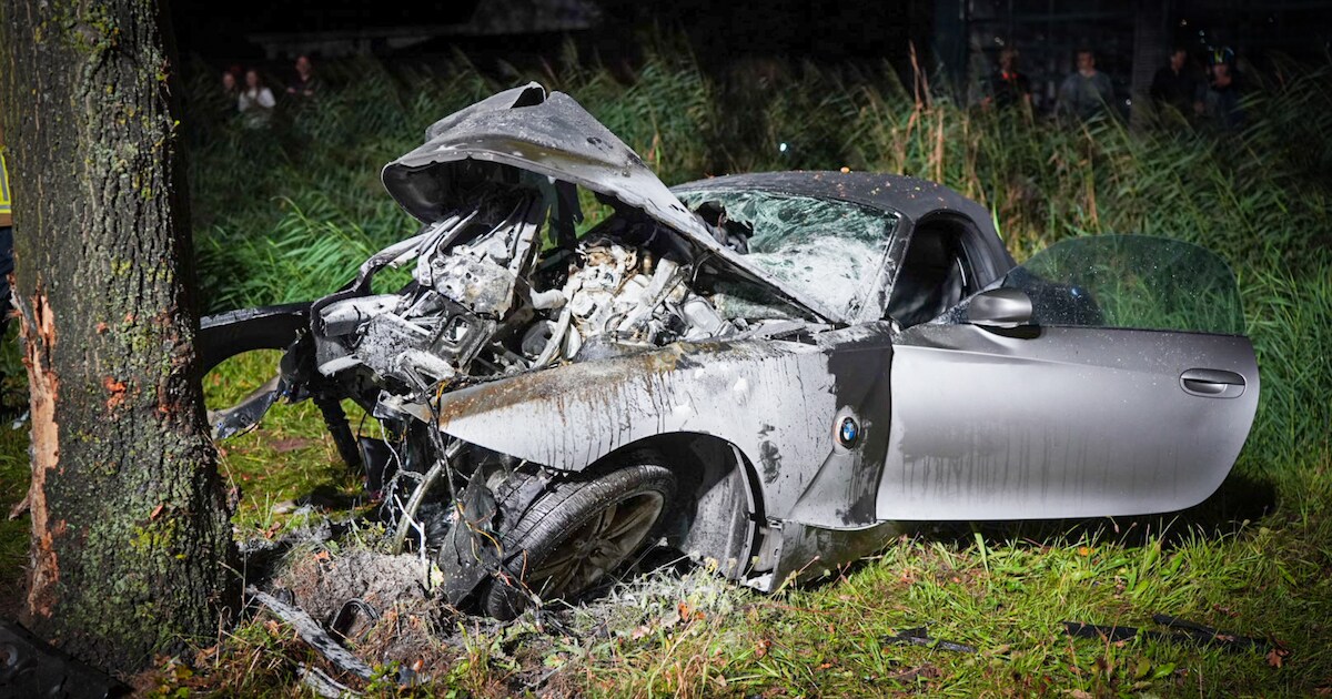 Twee zwaargewonden bij ernstig ongeluk in Sleeuwijk: auto botst tegen boom en vliegt in brand