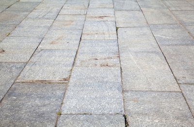 Weg bezaaid met brokstukken na explosie bij auto in Tilburgse woonwijk