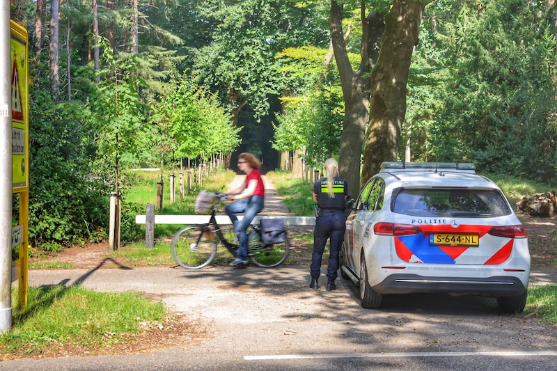 Politie aanwezig voor de zoektocht naar de verdachte in Zeist.