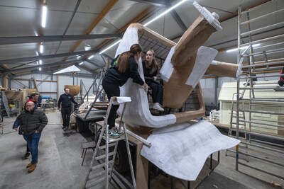 Prutsers geven geheim nieuwe carnavalswagen beetje weg op open dag