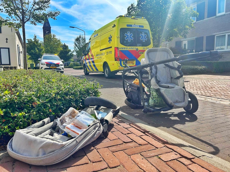 Een van de zitjes van de kinderwagen kwam door de klap los en belandde op de stoep. 