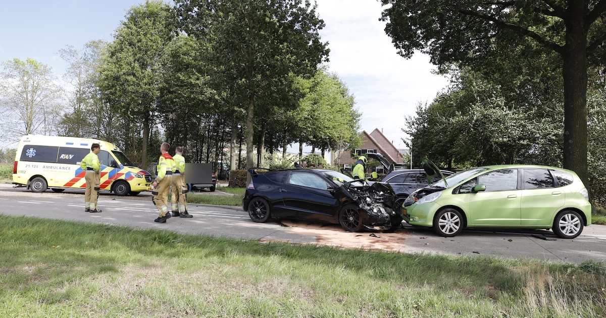 Drie auto’s botsen bij ongeluk in Landhorst: N277 helemaal dicht | Regio | ED.nl