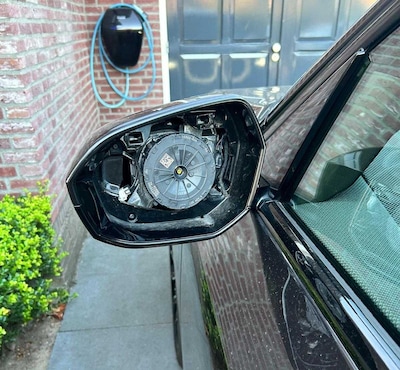 Opnieuw raak in Eindhoven: in wijk worden massaal zijspiegels van auto’s gestolen