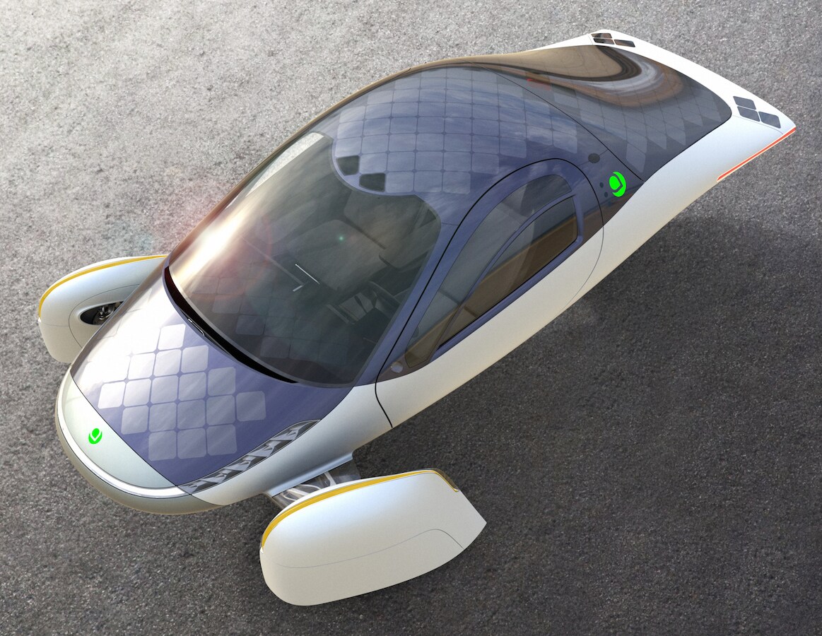 Eerste exemplaren van zonneauto die nooit hoeft te laden rijden rond in ...