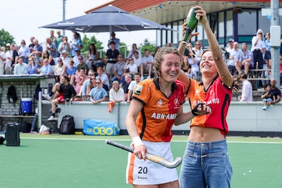Jolien Bogers neemt met champagnedouche en handhaving afscheid van Oranje-Rood: ‘Hier horen we thuis’