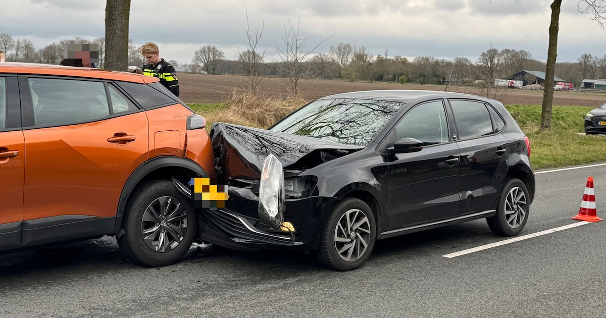 Automobilist botst achterop voorganger in Bakel
