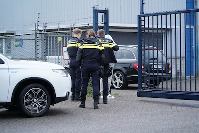 Man dacht via Markt­plaats minishovel te kopen, maar kreeg wapen tegen zijn hoofd