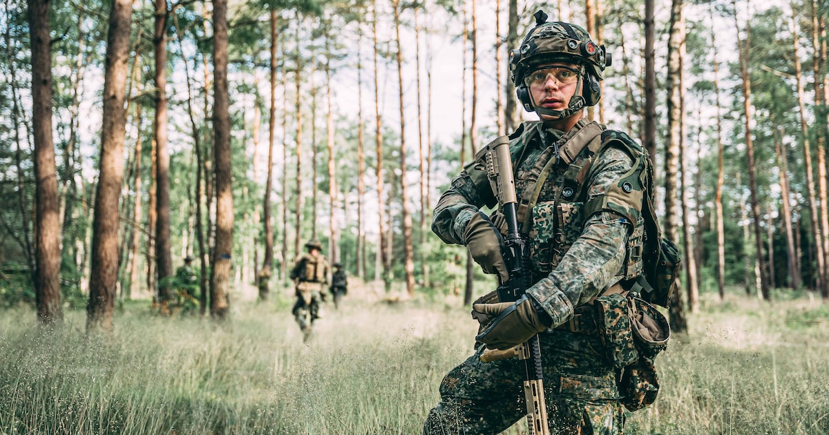 Militairen oefenen met oefenmunitie in Weelde en Arendonk