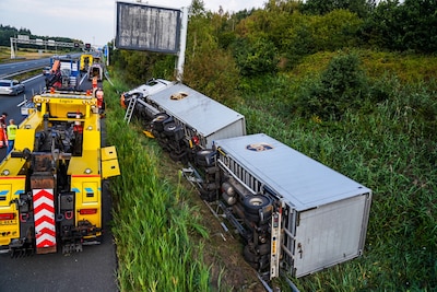 Vrachtwagen belandt in sloot naast A67 bij Geldrop, rijstrook dicht