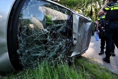 Auto slaat over de kop op N65 bij Berkel-Enschot, wagen komt op zijkant terecht