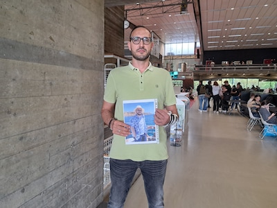 Vrienden van in Egypte vastzittende ASML’er Omar Elshal overhandigen brief aan minister Berendsen bi