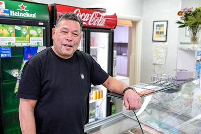 Oud-PSV’er is na een mooie voetbalcarrière al 32 jaar frietbakker in Den Bosch: ‘Maar ik ga er bijna