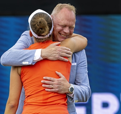 Tennissers krijgen auto van de baas en kaartjes voor de Efte