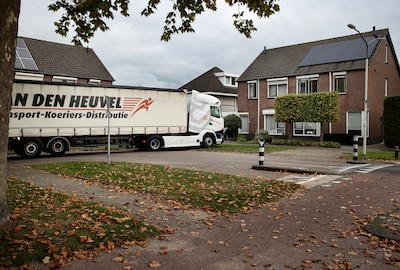 Steken, steken, nog eens steken... en dan toch achteruit: trucks worstelen zich door Deurnese woonwijk