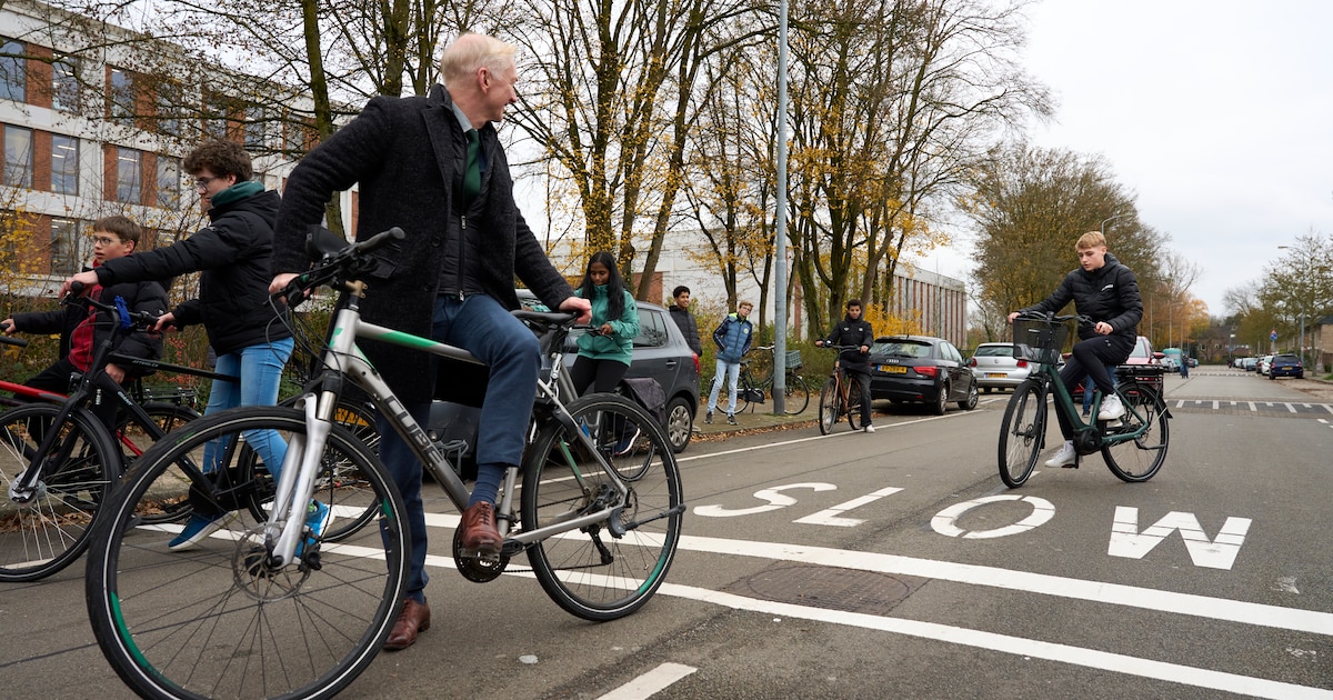 First slow zone in Eindhoven opened; alderman ‘races’ through the street with students