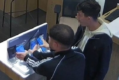 Tweetal rukt telefoons van demomeubel in Helmond en gaat ervandoor, politie deelt beelden
