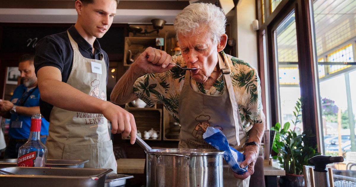 Six participants with dementia run restaurant in Mierlo: ‘Tomatoes, parsley, ketjap and a generous d