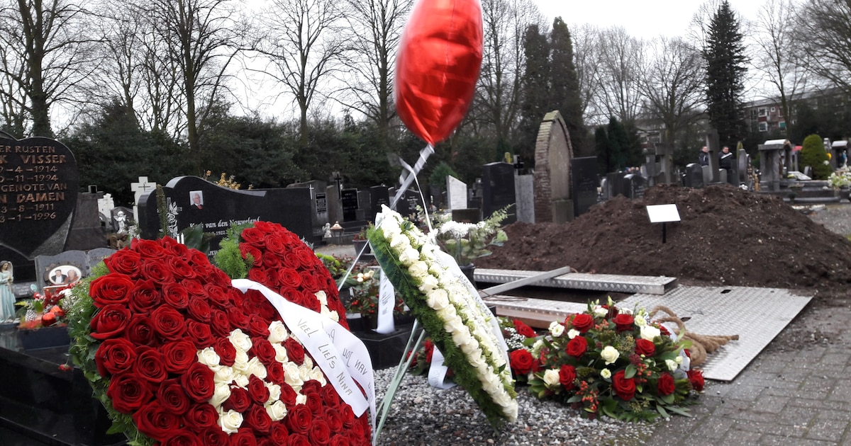 Honderden mensen bij begrafenis omgebrachte Hennie de Laat | Regio | ED.nl