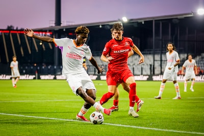 Tijn Landheer (19) miste nog geen minuut bij zijn Helmond Sport: ‘Iedere vrijdagochtend nog naar school’