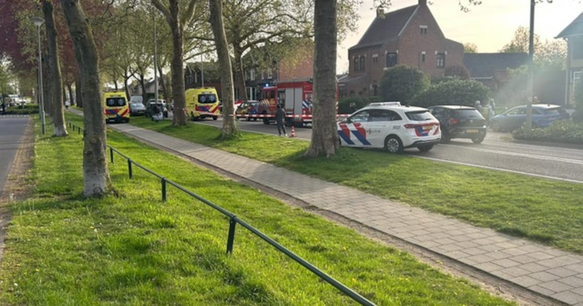 Fietser aangereden door auto op de Roermondseweg in Steyl: slachtoffer met helikopter naar ziekenhui
