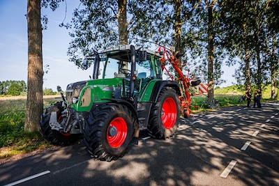 Fietser botst op tractor, oudere man zwaargewond