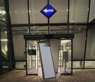 Man gaat door het lint bij politiebureau in Den Bosch en slaat voordeur eruit