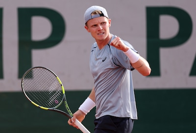 Jesper de Jong op weg naar laatste zestien na indrukwekkende start in vijfde set