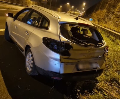 Bestuurder onder invloed rijdt tegen vangrail op de A2 bij Den Bosch, auto fors beschadigd