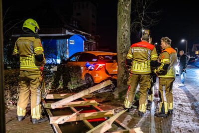 Bestuurder veroorzaakt ravage in Udenhout: ramt boom uit de grond, botst tegen auto en rijdt dwars d