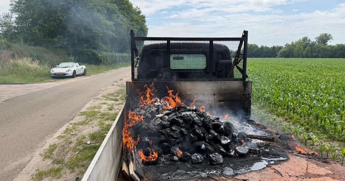 Brandweer rukt uit voor autobrand in Nuenen, blijkt hoop afval te zijn