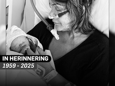 Ine met haar net geboren kleindochter Krissie.  