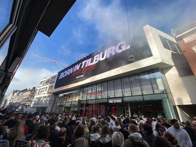 Opening The Sting in Tilburg zorgt voor gekte en lange rijen koopjesjagers: ‘Mijn zoon stuurde mij, 