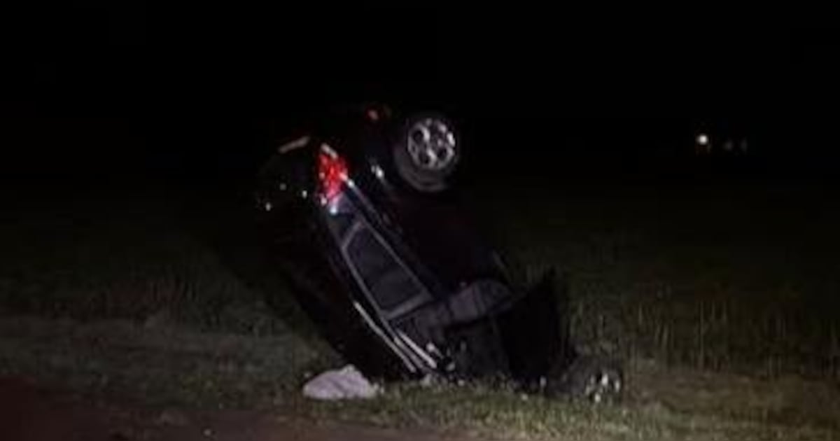 Auto belandt op zijn kop in de berm bij Son