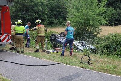 Ongeluk in Schaijk: auto vliegt in brand met vrouw erin, omstanders schieten te hulp