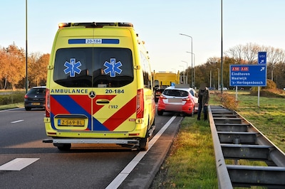 Auto botst achterop leswagen in Tilburg, leerling heeft door klap last van haar nek