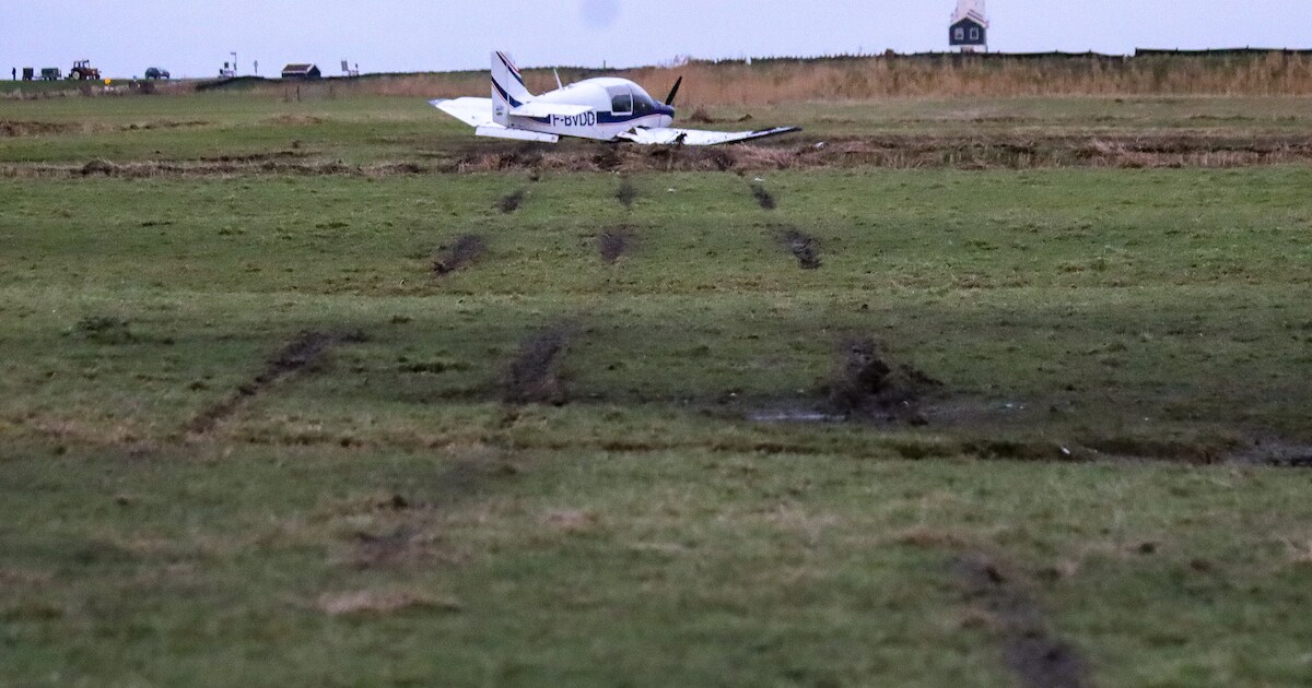 Sportvliegtuig maakt noodlanding in Marken, twee inzittenden ongedeerd