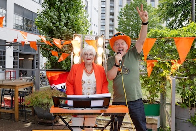 Orgel Joke (76) hoopt op een WK-hit met een Eindhovense clip, maar bedankt alvast voor een optreden in Amerika