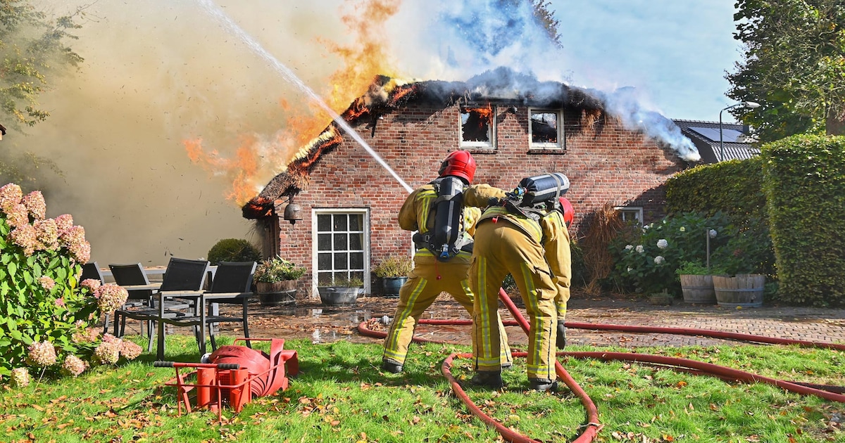 Veel schade aan woonboerderij in Hoogeloon na grote brand