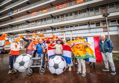 Flatbewoners op achterste benen, omdat oranje WK-v